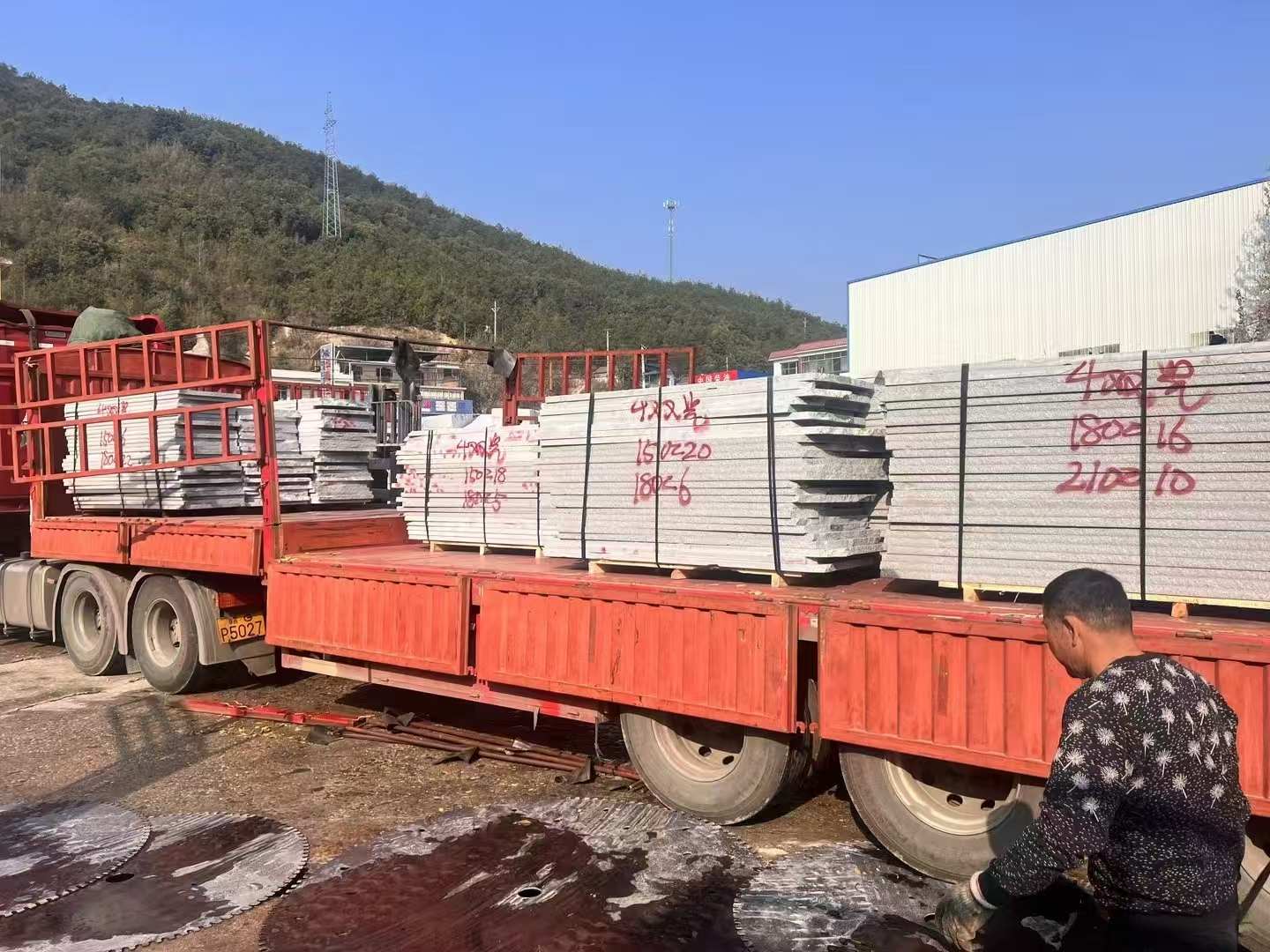 南平 芝麻灰花岗岩光面毛板出货日常